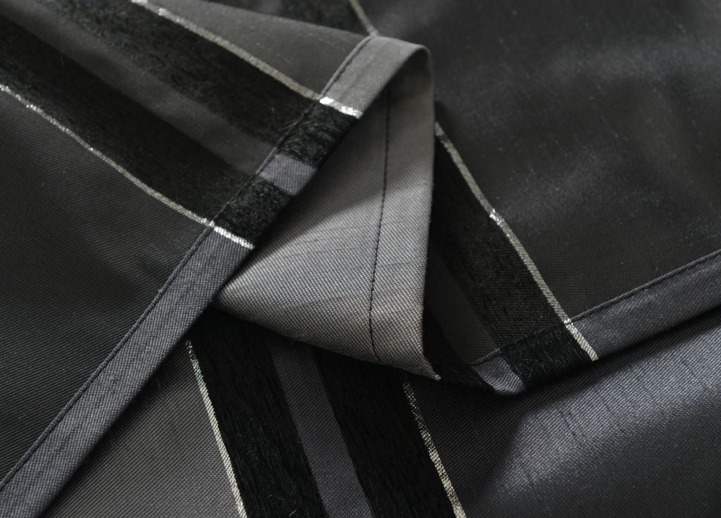 Deko Vorhang Schal Chenille Effekt Streifen verdeckte Schlaufen blickdicht lichtdurchlässig leicht glänzend (HxB) 204302 Vorhang Deko_Vorhang_Schal_Chenille_Effekt_Streifen_verdeckte_Schlaufen_blickdicht_lichtdurchlassig_leicht_glanzend_HxB_204302_-_Gardinenbox.de_-_-3678920 | Gardinenbox.de