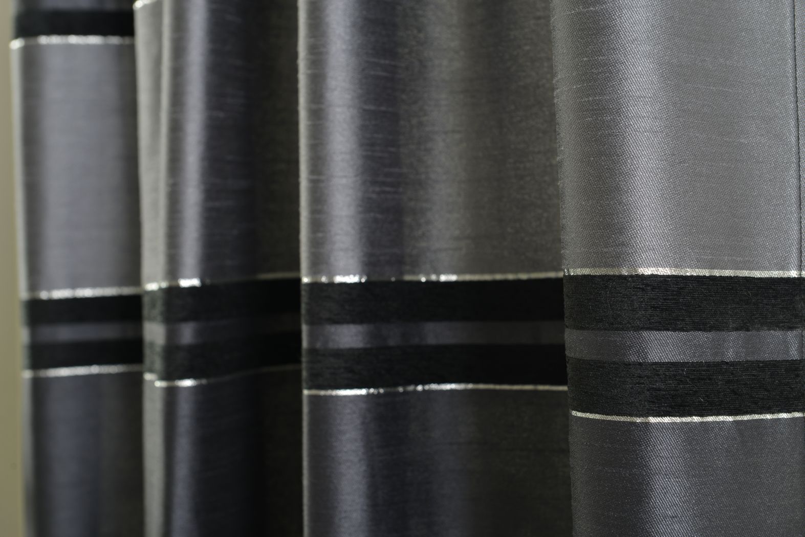 Deko Vorhang Schal Chenille Effekt Streifen verdeckte Schlaufen blickdicht lichtdurchlässig leicht glänzend (HxB) 204302 Vorhang Deko_Vorhang_Schal_Chenille_Effekt_Streifen_verdeckte_Schlaufen_blickdicht_lichtdurchlassig_leicht_glanzend_HxB_204302_-_Gardinenbox.de_-_-3678930 | Gardinenbox.de