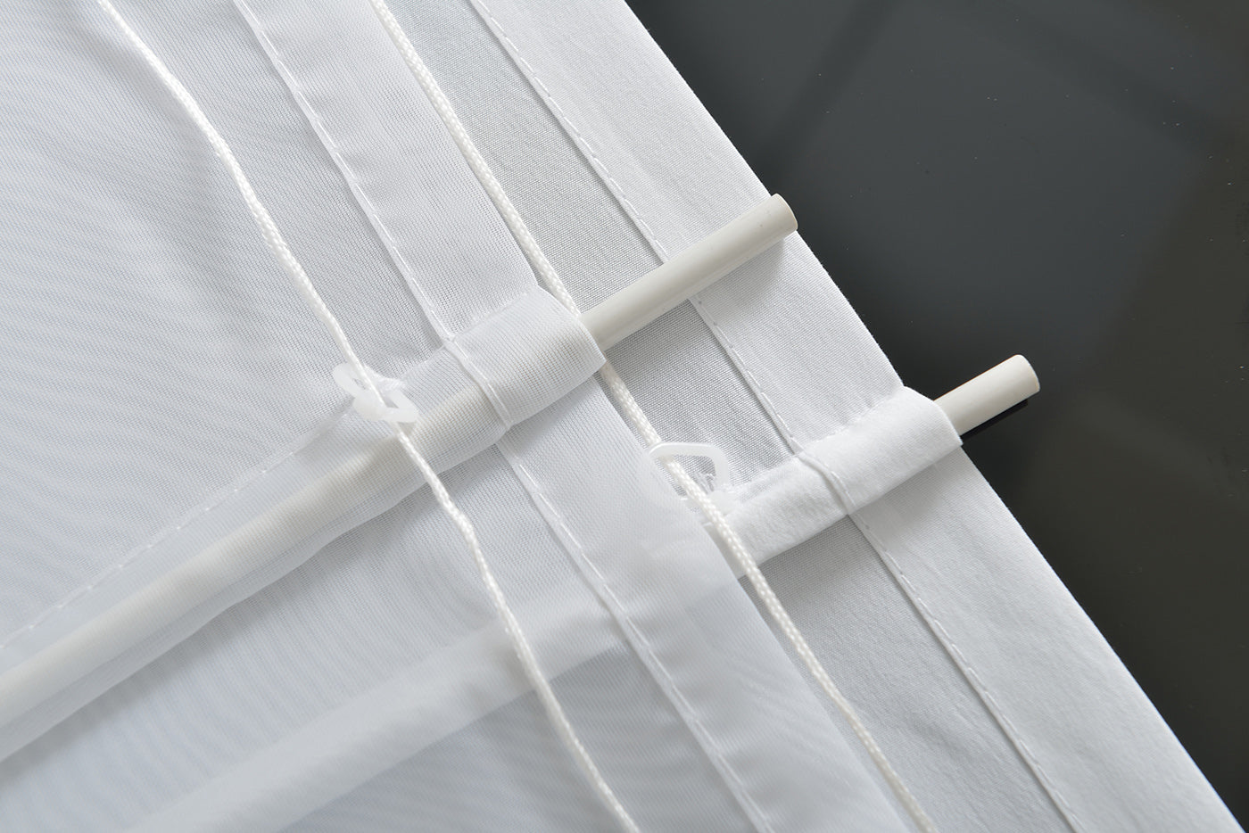 Doppel Raffrollo Palma Microsatin matt Voile Faltgardinen Faltrollo Schlaufenrollo mit Universalgardinenband 20410 Raffrollo Img30021 | Gardinenbox.de