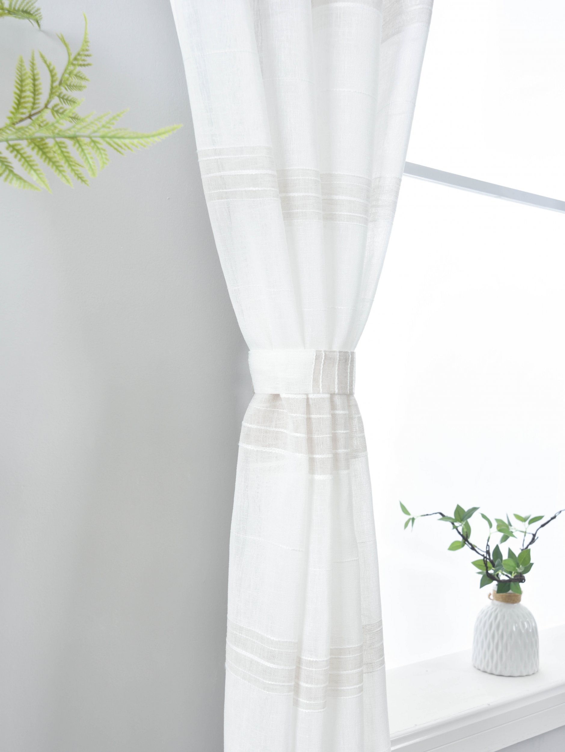 Halbtransparente Gardine mit Ösen »Frankfurt« Leinenbindung Robust Formstabil Linienmuster 202460 Gardinenschal Img6470 | Gardinenbox.de