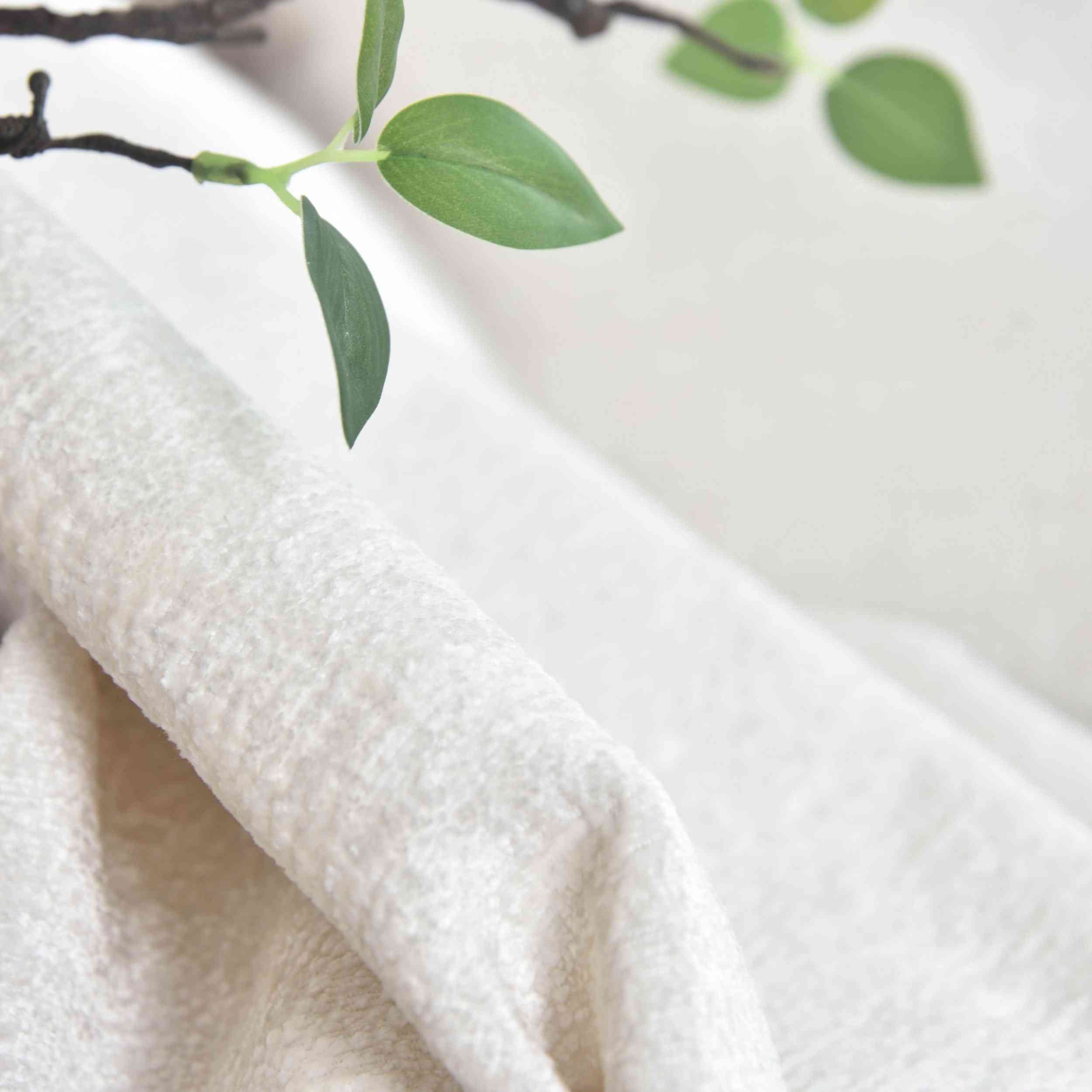 2er Set Verdunkelungsvorhänge »Nürnberg« Ösen Raffhalter Chenille samtig weich geschmeidig fallend 202420-2 Vorhang Img6784_26157c3d-a97a-4c3b-80df-c365b048d94b | Gardinenbox.de