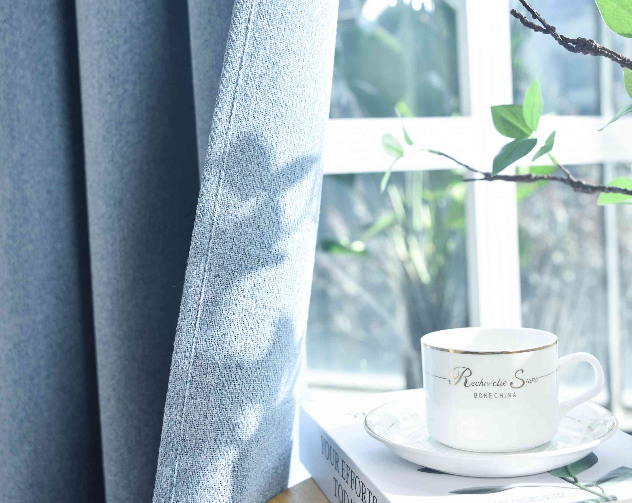 2er Set Verdunkelungsvorhänge Ösen Raffhalter 100% Verdunkelung Blackout »München Dark« Dreischichtige Bindung Fischgrätmuster 202410-2 Vorhang Img6923_4fdb996f-6fe6-454f-8ee1-78464b78e391 | Gardinenbox.de