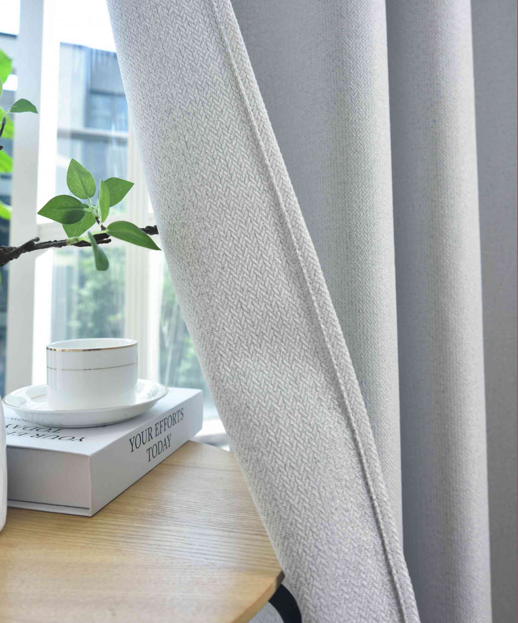 Verdunkelungsvorhang Ösen Raffhalter 100% Verdunkelung Blackout »München Dark« Dreischichtige Bindung Fischgrätmuster 202410 Vorhang Img6979_25ab970d-aff7-4616-89db-1a1e4a6bec06 | Gardinenbox.de