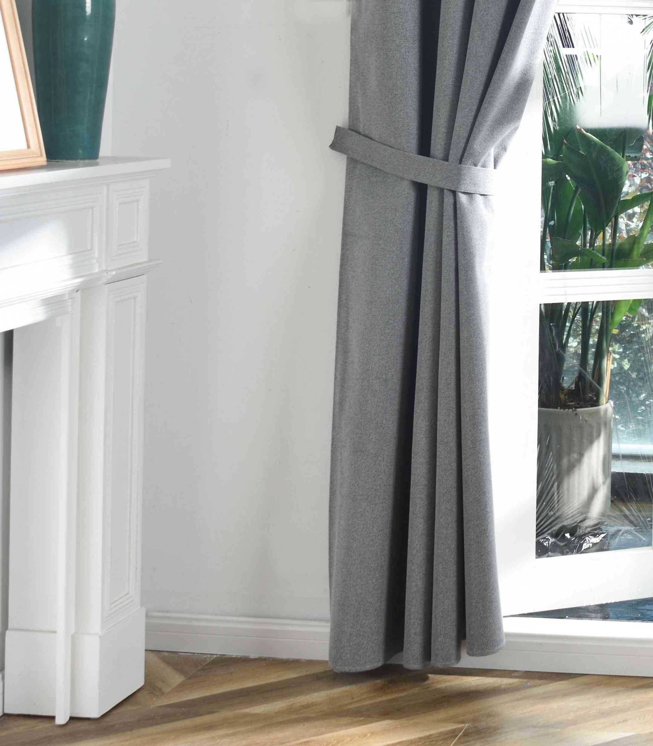 2er Set Verdunkelungsvorhänge Ösen Raffhalter 100% Verdunkelung Blackout »München Dark« Dreischichtige Bindung Fischgrätmuster 202410-2 Vorhang Img6994_1f667870-9f56-4ab5-8361-834cbd2c4e91 | Gardinenbox.de