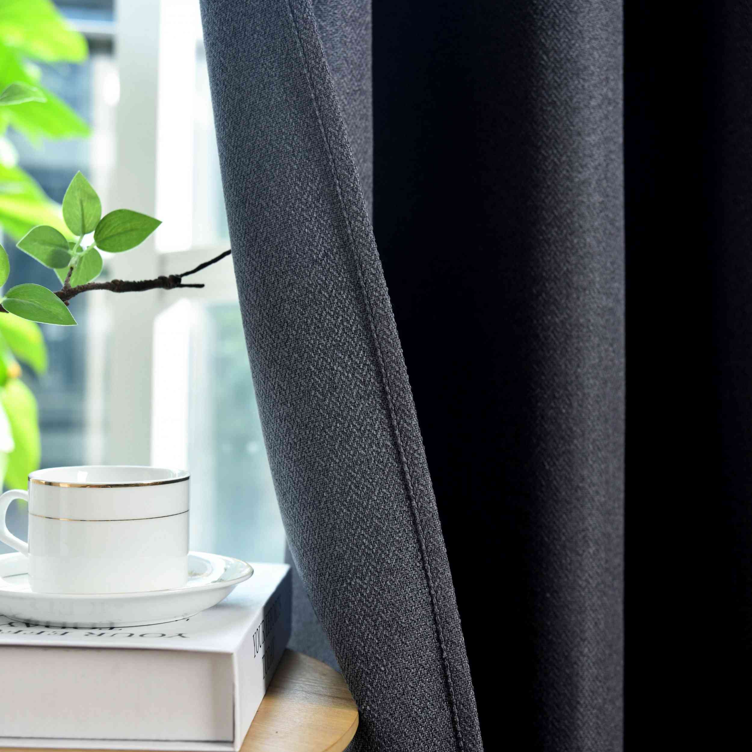 2er Set Verdunkelungsvorhänge Ösen Raffhalter 100% Verdunkelung Blackout »München Dark« Dreischichtige Bindung Fischgrätmuster 202410-2 Vorhang Img7022_a8cbda21-84e7-4402-8cf5-4fd7dcac43ce | Gardinenbox.de