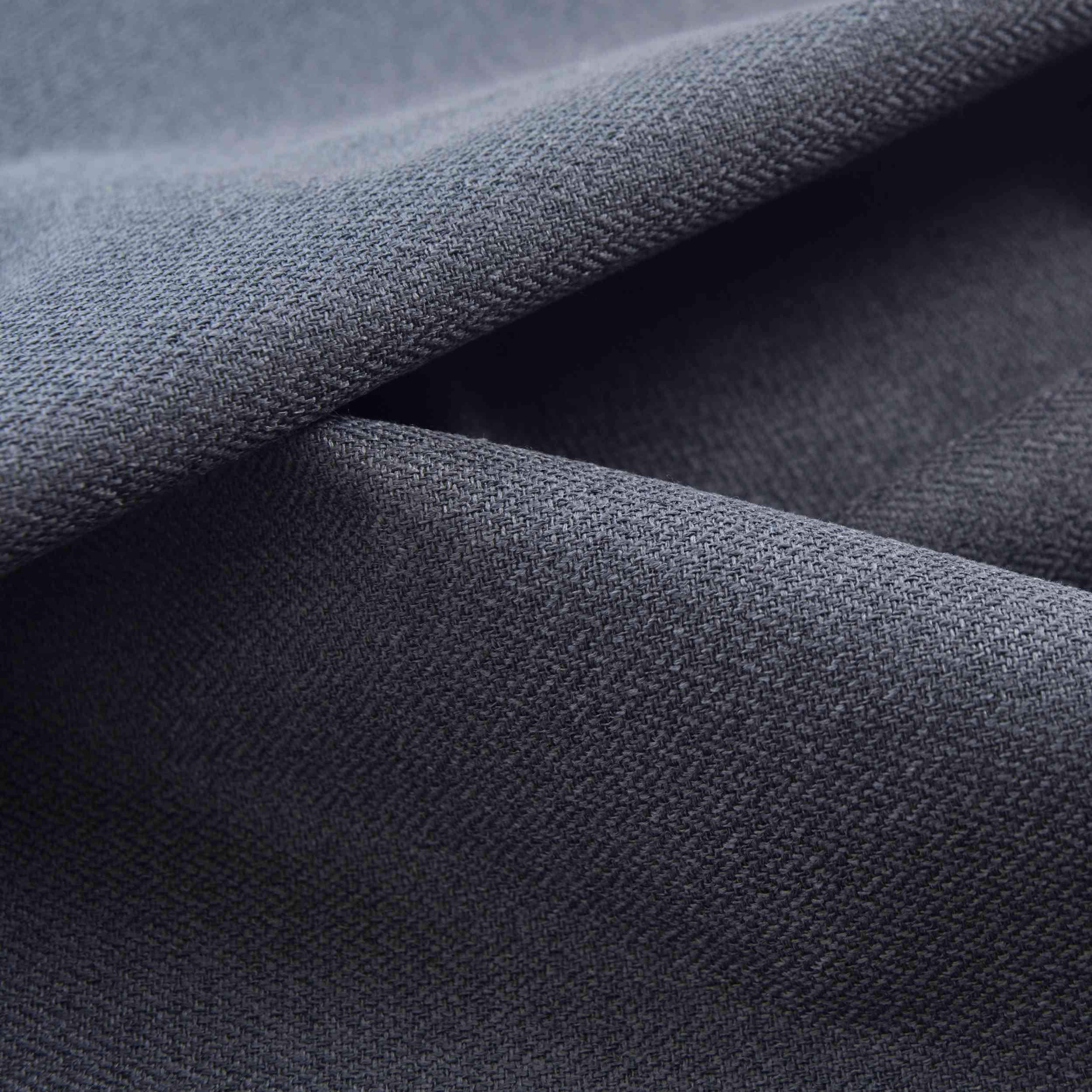 2er Set Verdunkelungsvorhänge Ösen Raffhalter 100% Verdunkelung Blackout »München Dark« Dreischichtige Bindung Fischgrätmuster 202410-2 Vorhang Img7029_3b5e925f-59be-44ed-94b6-cc6f84b9f4df | Gardinenbox.de