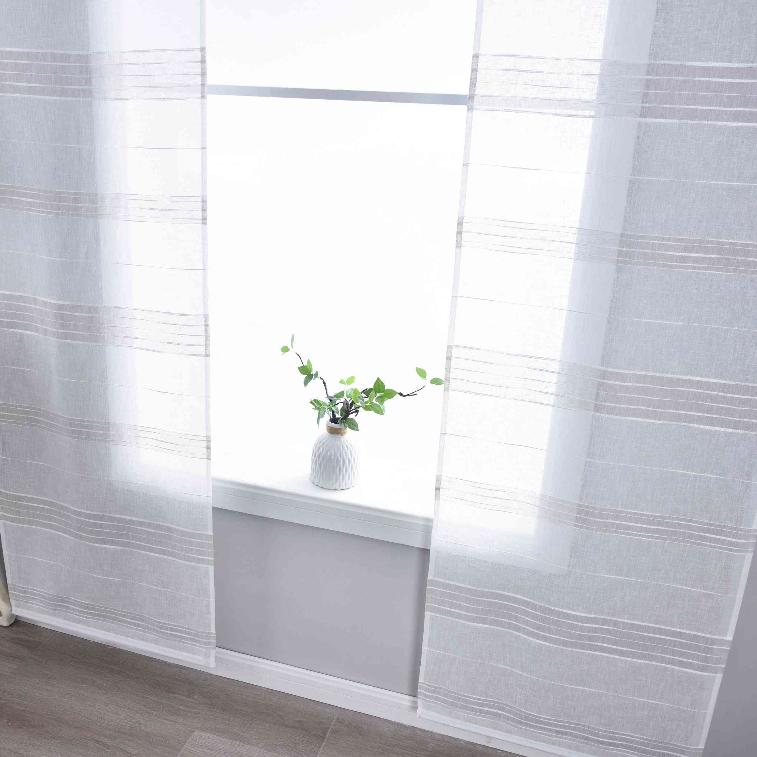 Halbtransparente Schiebegardine mit Paneelwagen »Frankfurt« Leinenbindung Linienmuster Formstabil Robust 202460P Schiebegardine Img7539 | Gardinenbox.de