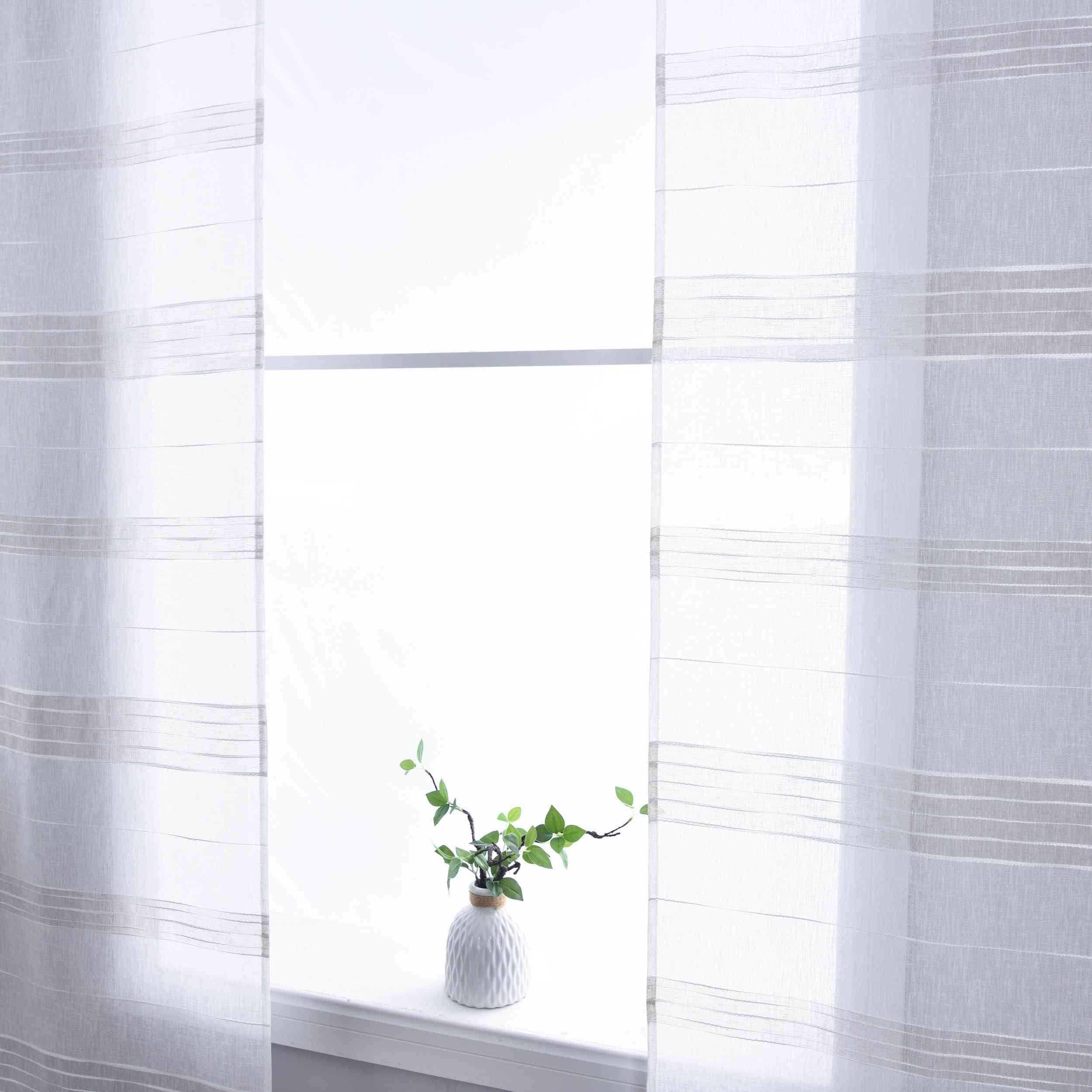 Halbtransparente Schiebegardine mit Paneelwagen »Frankfurt« Leinenbindung Linienmuster Formstabil Robust 202460P Schiebegardine Img7540 | Gardinenbox.de