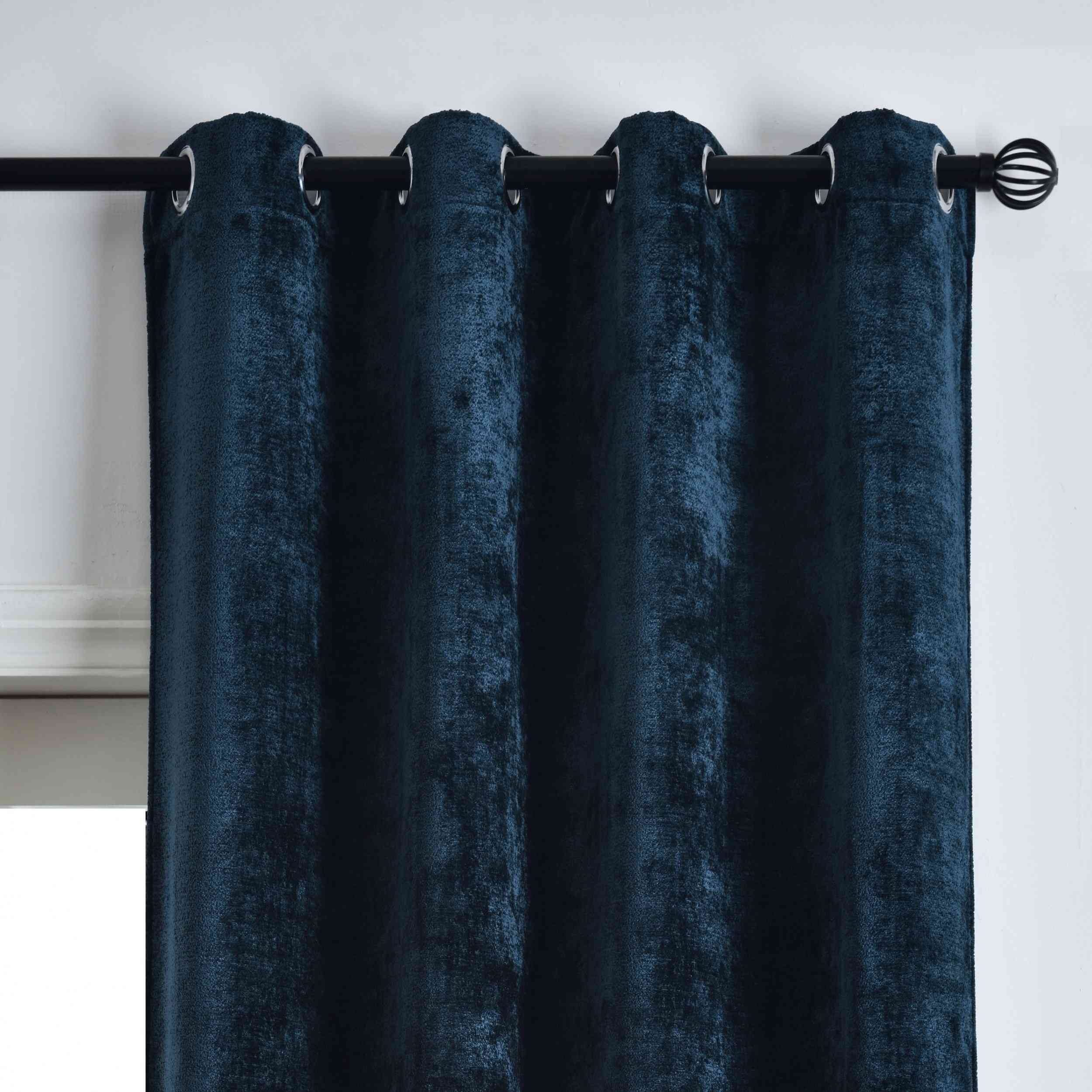 2er Set Verdunkelungsvorhänge »Nürnberg« Ösen Raffhalter Chenille samtig weich geschmeidig fallend 202420-2 Vorhang Img7716_1_d6e0ee47-e52b-43ba-b1ad-dfbf76c45ce8 | Gardinenbox.de