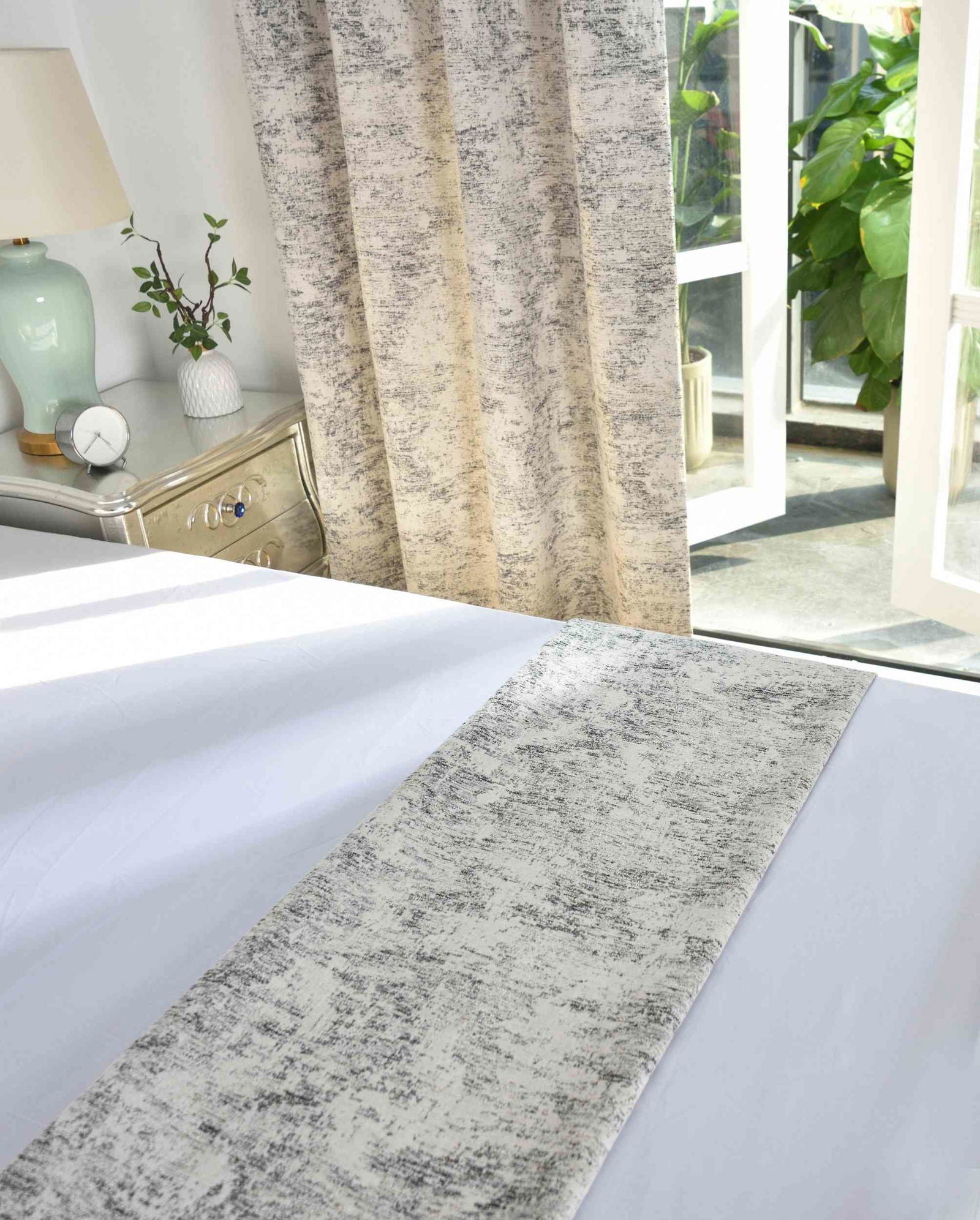 Jacquard Bettüberwurf LxB 245x140 cm Creme Schwarz »VENEDIG« Wendbar Beidseitiges Design in Hell und Dunkel Pflegeleicht und Langlebig 2023310B Bettüberwurf Jacquard_Bettuberwurf_LxB_245x140_cm_Creme_Schwarz_VENEDIG_Wendbar_Beidseitiges_Design_in_Hell_und_Dunkel_Pflegeleicht_und_Langlebig_2023310B_-_Gardinenbox.de_-_-3685212 | Gardinenbox.de