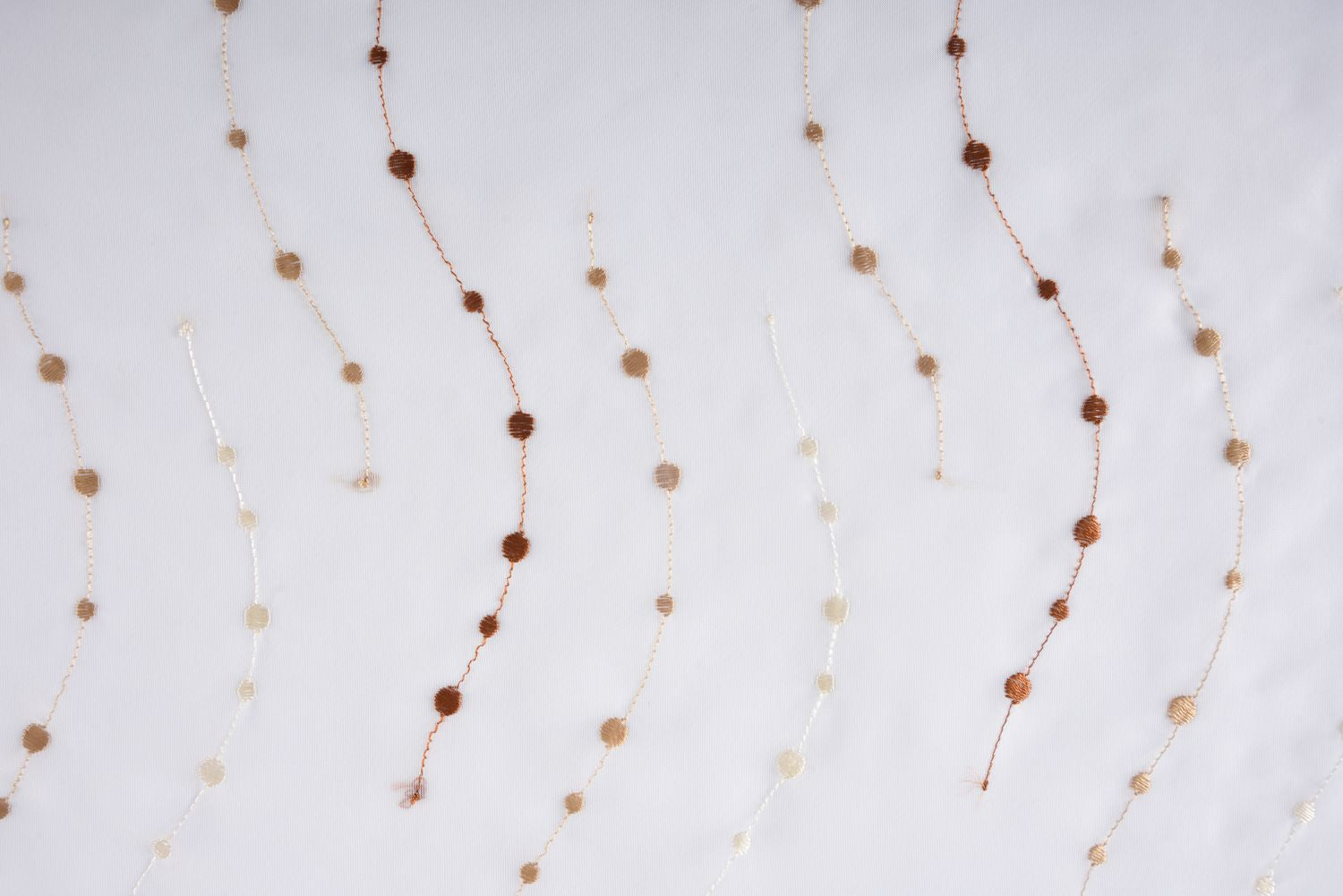 PUNKT Stickerei Gardinen Set 4 Tlg. Raffhalter Tunneldurchzug Gardinenband für Gardinenschienen 112232 Scheibengardine PUNKT_Stickerei_Gardinen_Set_4_Tlg._Raffhalter_Tunneldurchzug_Gardinenband_fur_Gardinenschienen_112232_-_Gardinenbox.de_-_-3687698 | Gardinenbox.de