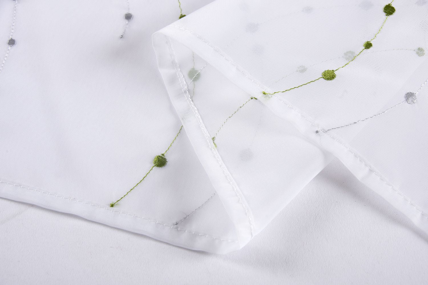 PUNKT Stickerei Gardinen Set 4 Tlg. Raffhalter Tunneldurchzug Gardinenband für Gardinenschienen 112232 Scheibengardine PUNKT_Stickerei_Gardinen_Set_4_Tlg._Raffhalter_Tunneldurchzug_Gardinenband_fur_Gardinenschienen_112232_-_Gardinenbox.de_-_-3687732 | Gardinenbox.de