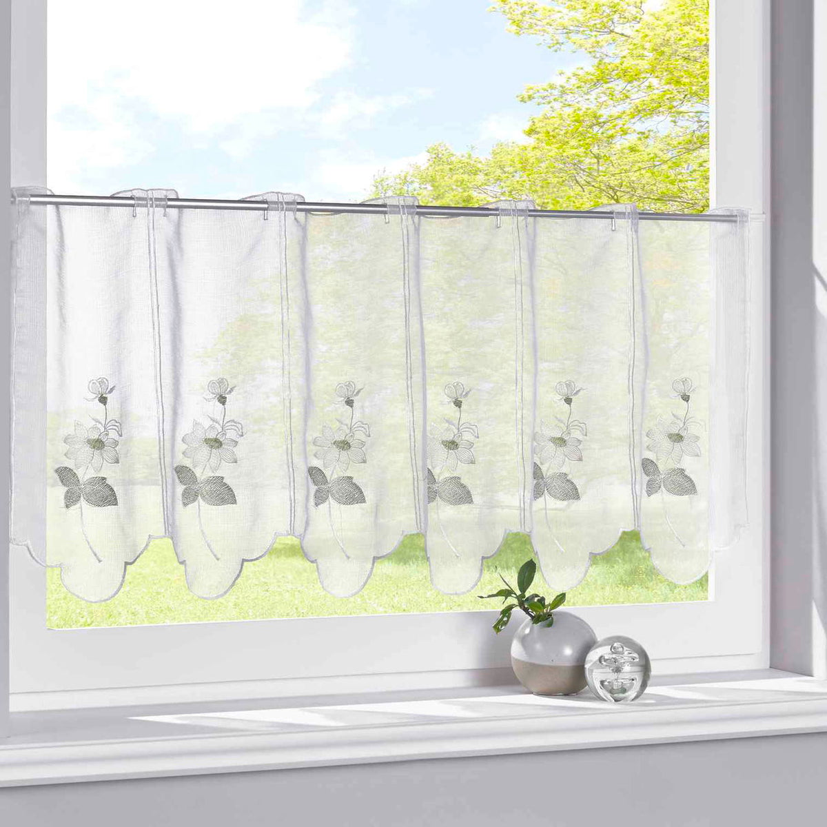 Scheibengardine Stickerei Transparent Stangenduchzug Schlaufen Bitrogardine Küchenfenster Sichtschutz 10000328 Lilie Scheibengardine Scheibengardine_Stickerei_Transparent_Stangenduchzug_Schlaufen_Bitrogardine_Kuchenfenster_Sichtschutz_10000328_-_Gardinenbox.de_-_-3689019 | Gardinenbox.de
