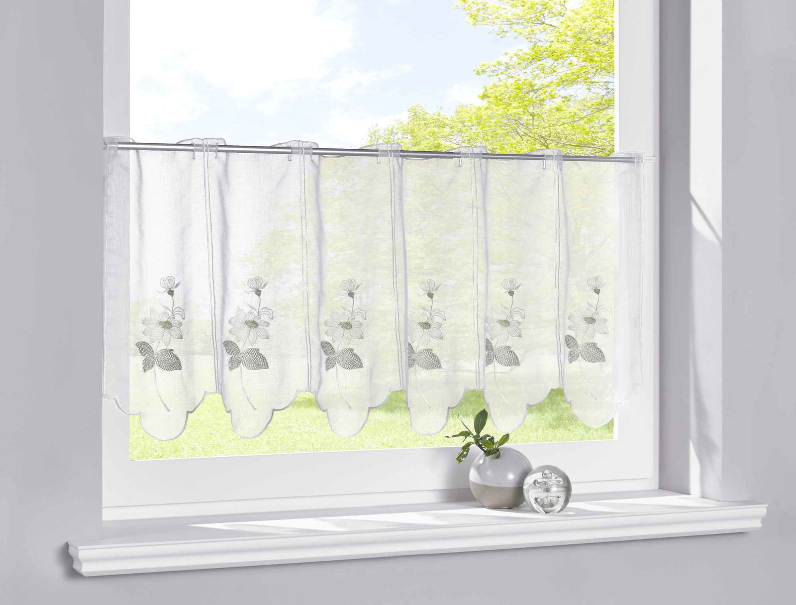 Scheibengardine Stickerei Transparent Stangenduchzug Schlaufen Bitrogardine Küchenfenster Sichtschutz 10000328 Lilie Scheibengardine Scheibengardine_Stickerei_Transparent_Stangenduchzug_Schlaufen_Bitrogardine_Kuchenfenster_Sichtschutz_10000328_-_Gardinenbox.de_-_-3689019 | Gardinenbox.de