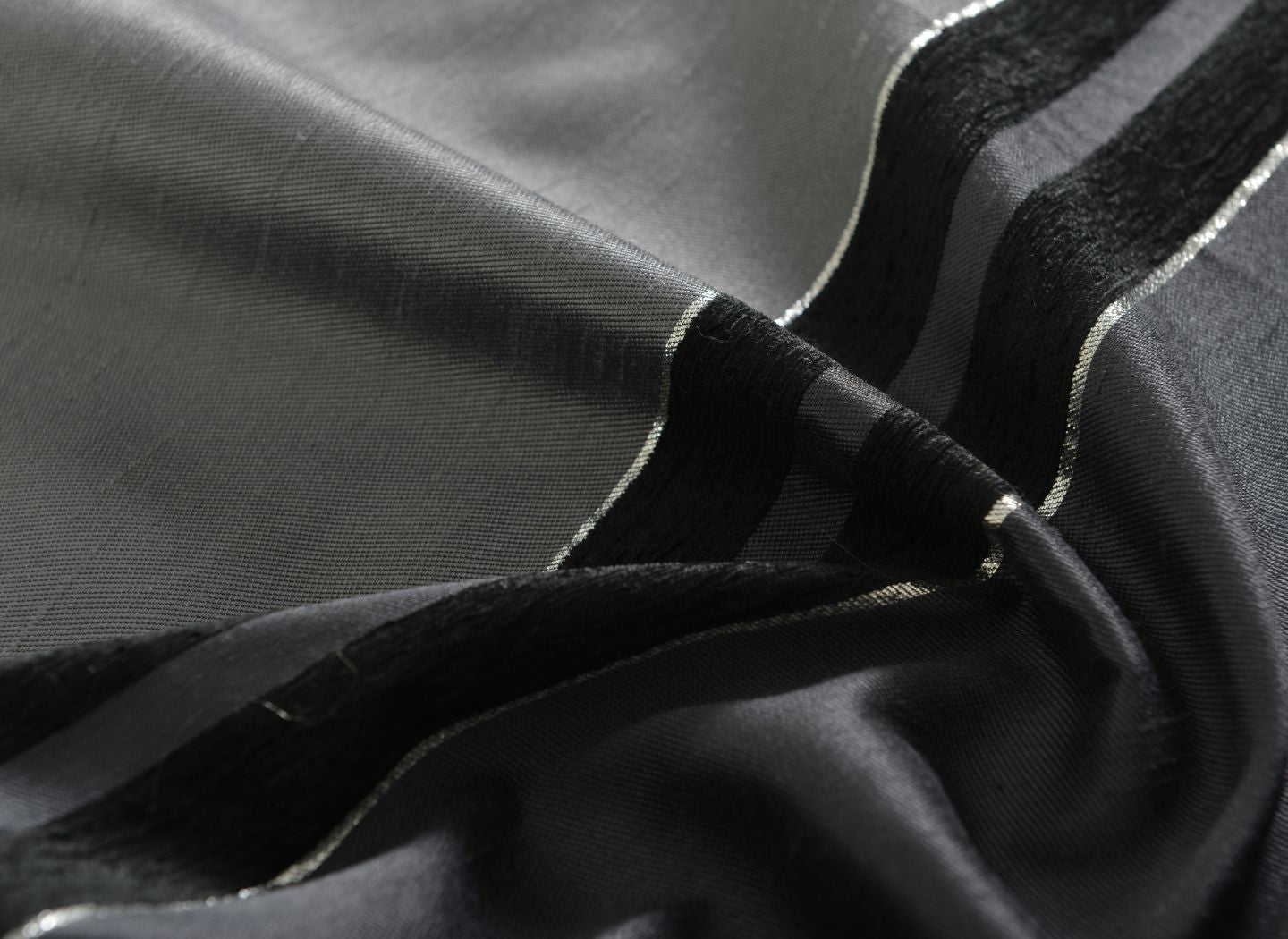 Vorhang Schal Chenille Effekt Streifen verdeckte Schlaufen blickdicht lichtdurchlässig leicht glänzend (HxB) 20430 Vorhang Vorhang_Schal_Chenille_Effekt_Streifen_verdeckte_Schlaufen_blickdicht_lichtdurchlassig_leicht_glanzend_HxB_20430_-_Gardinenbox.de_-_-3694942 | Gardinenbox.de