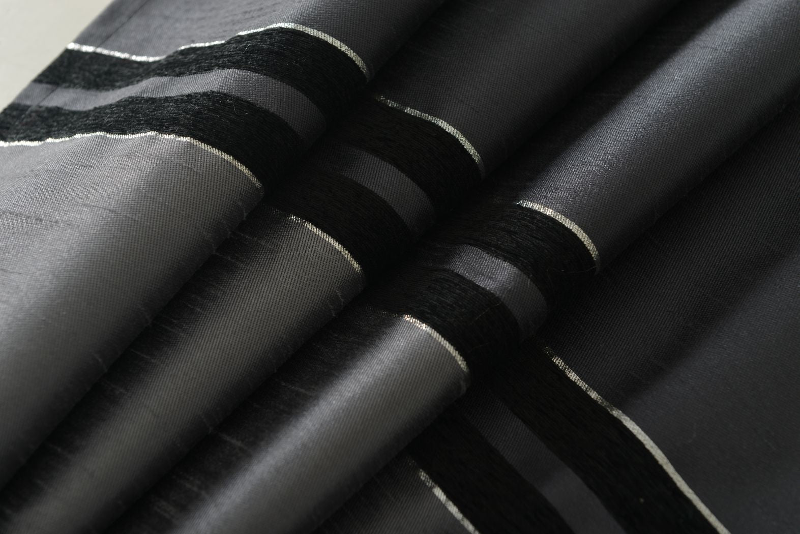 Vorhang Schal Chenille Effekt Streifen verdeckte Schlaufen blickdicht lichtdurchlässig leicht glänzend (HxB) 20430 Vorhang Vorhang_Schal_Chenille_Effekt_Streifen_verdeckte_Schlaufen_blickdicht_lichtdurchlassig_leicht_glanzend_HxB_20430_-_Gardinenbox.de_-_-3694950 | Gardinenbox.de