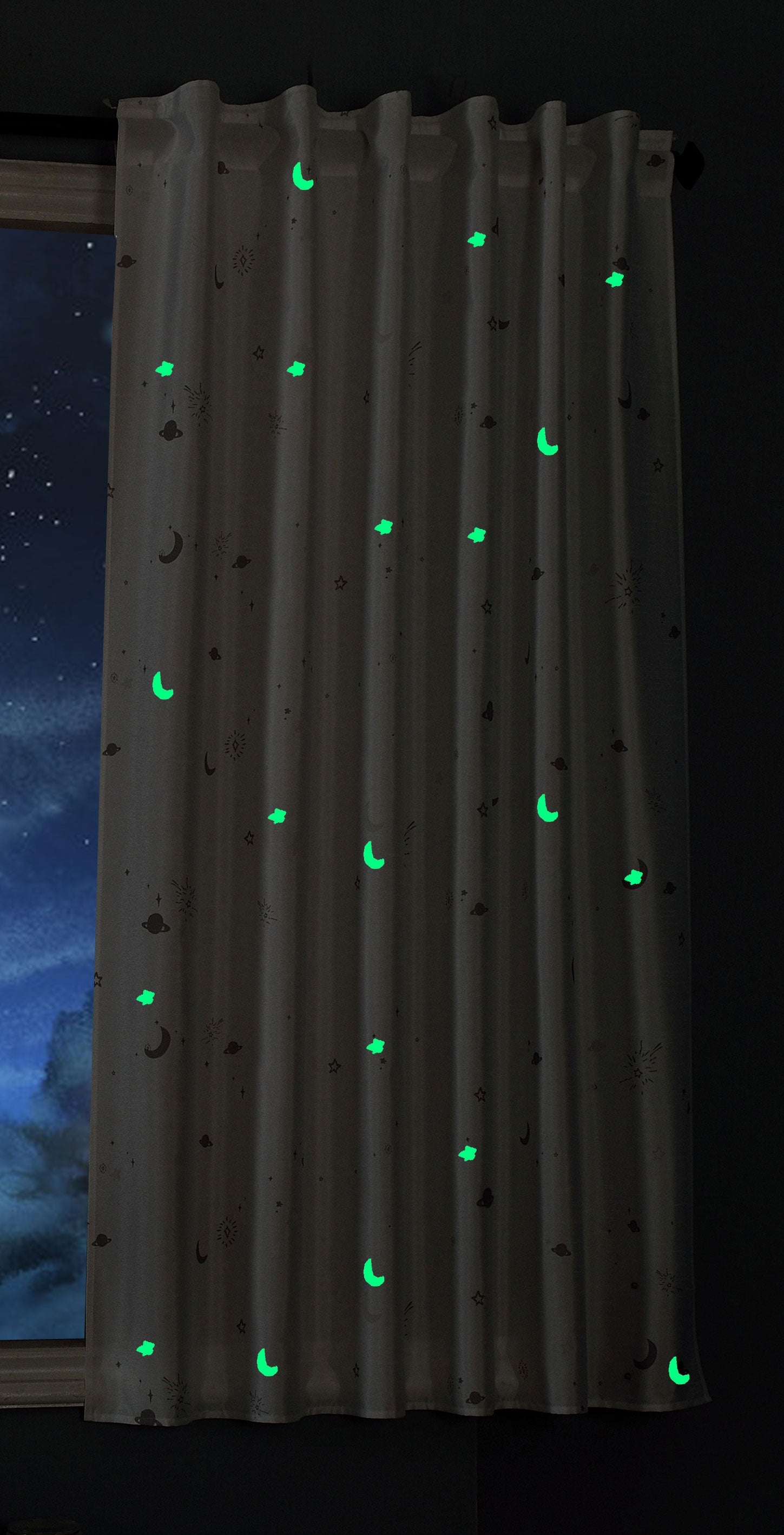 Vorhang Schal blickdicht Motiv Sterne Monde fluoreszierend leuchtend Kinder Kids Schlaufenband Universalband (Höhe x Breite cm) 20495 Vorhang Vorhang_Schal_blickdicht_Motiv_Sterne_Monde_fluoreszierend_leuchtend_Kinder_Kids_Schlaufenband_Universalband_Hohe_x_Breite_cm_20495_-_Gardinenbox.de_-_-3694870 | Gardinenbox.de