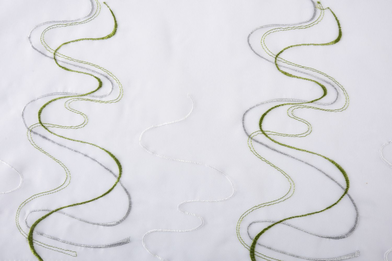 WELLE Stickerei Gardinen Set 4 Tlg. Raffhalter Tunneldurchzug Gardinenband für Gardinenschienen 112231 Gardinen Set WELLE_Stickerei_Gardinen_Set_4_Tlg._Raffhalter_Tunneldurchzug_Gardinenband_fur_Gardinenschienen_112231_-_Gardinenbox.de_-_-3695837 | Gardinenbox.de