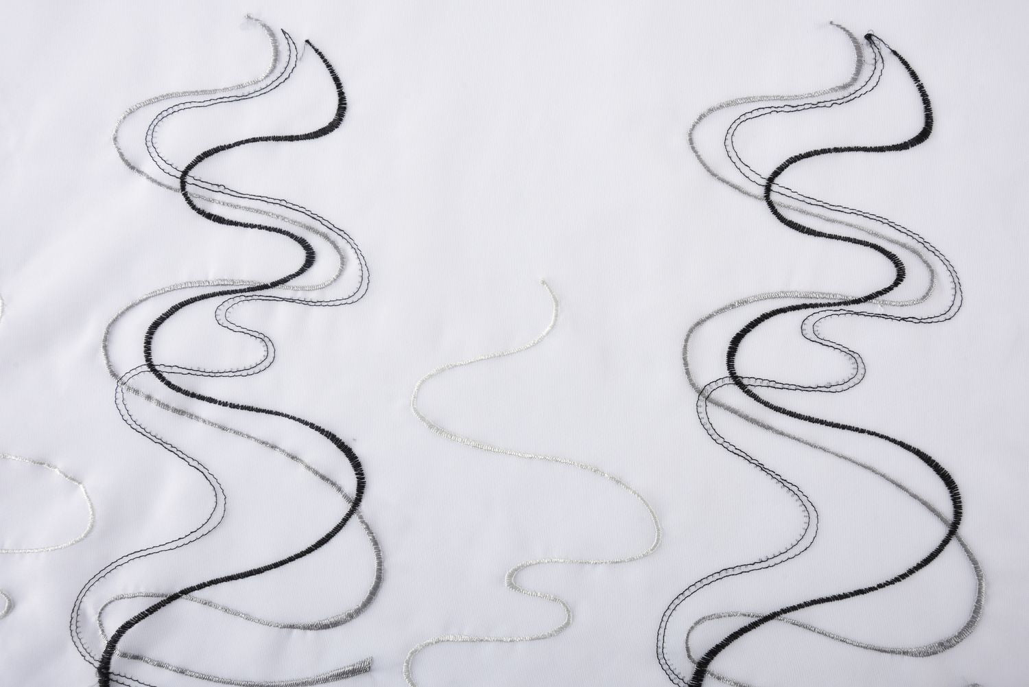 WELLE Stickerei Gardinen Set 4 Tlg. Raffhalter Tunneldurchzug Gardinenband für Gardinenschienen 112231 Gardinen Set WELLE_Stickerei_Gardinen_Set_4_Tlg._Raffhalter_Tunneldurchzug_Gardinenband_fur_Gardinenschienen_112231_-_Gardinenbox.de_-_-3695927 | Gardinenbox.de