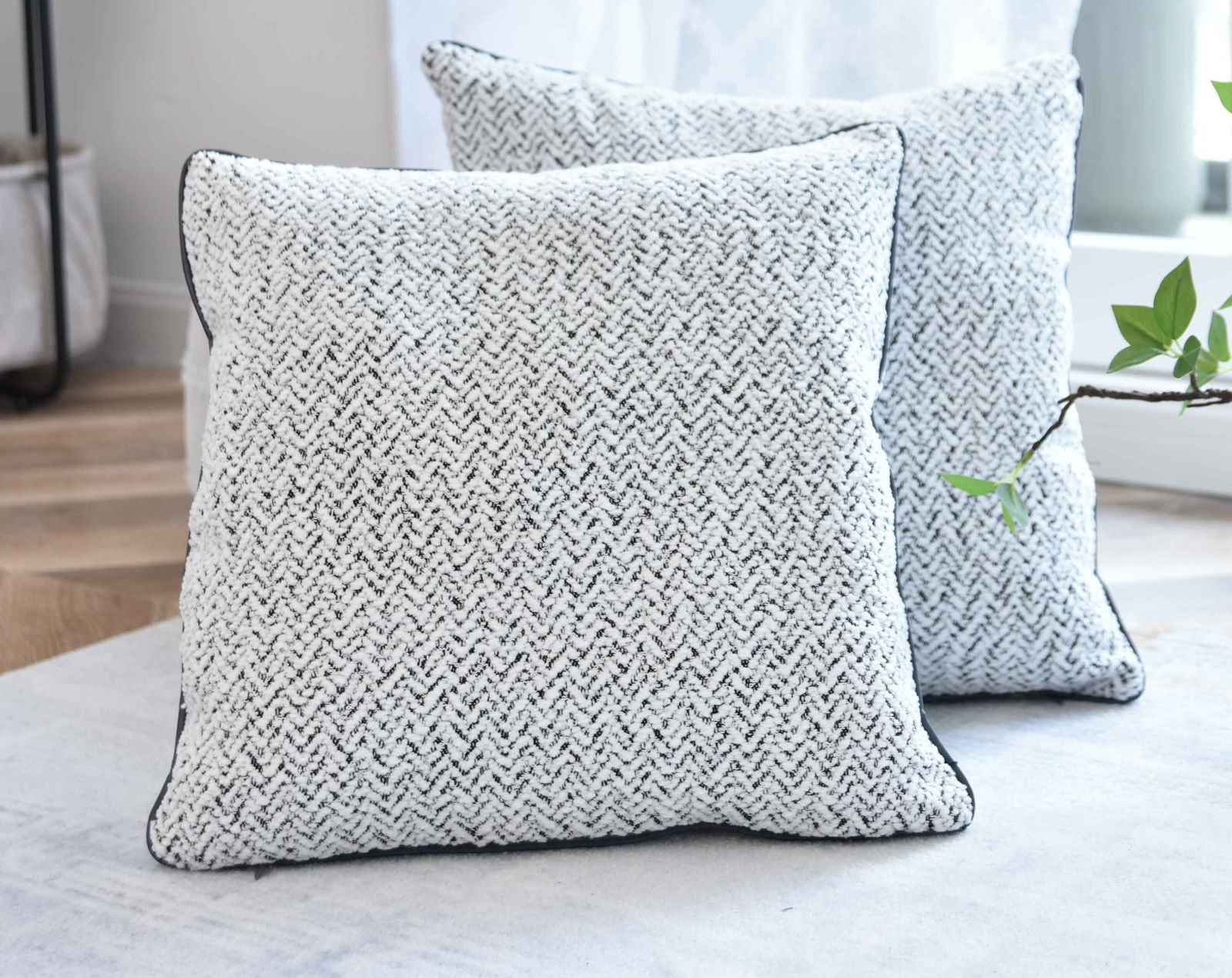 2er Set Chenille Dekokissen Bouclé-Optik LxB 40x40 cm Weiß Schwarz »MONTANA« mit Eleganter Schwarzer Paspelierung Reißverschluss Weicher Füllung 2023330K-2