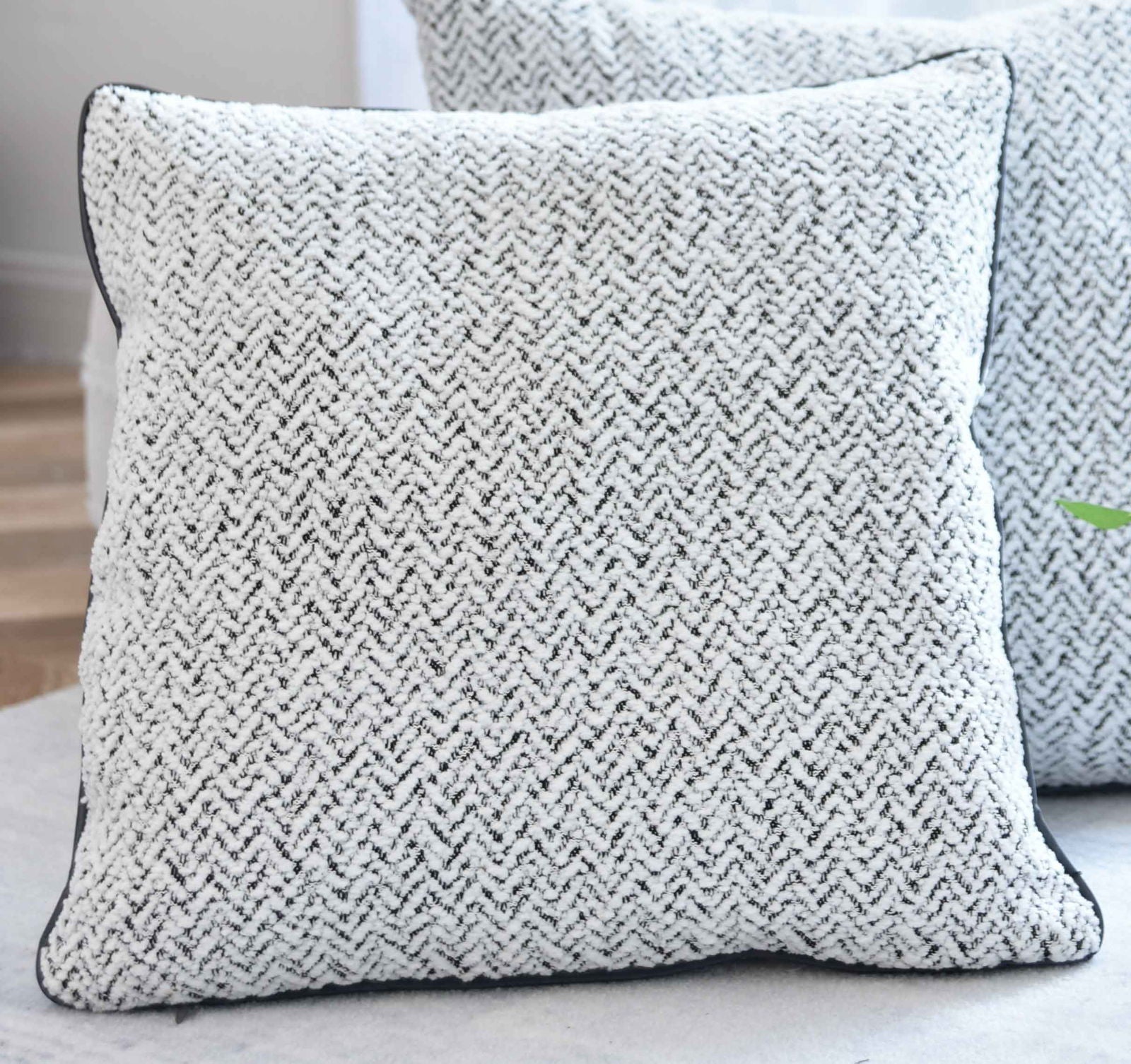 Chenille Dekokissen Bouclé-Optik LxB 40x40 cm Weiß Schwarz »MONTANA« mit Eleganter Schwarzer Paspelierung Reißverschluss Weicher Füllung 2023330K