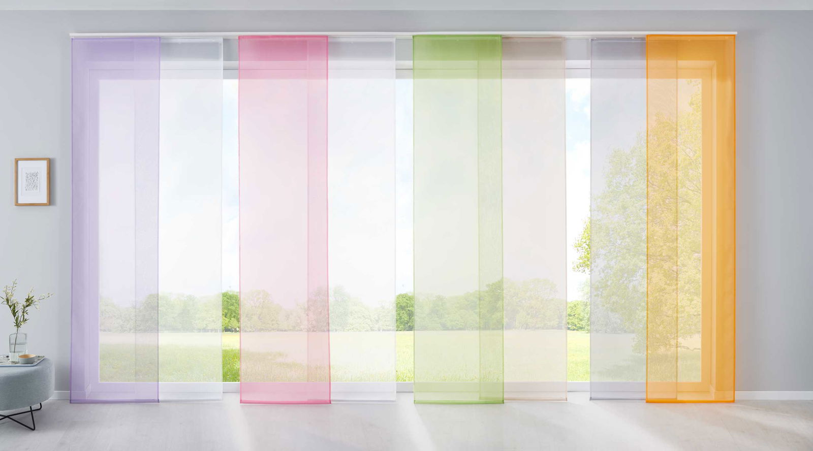 Fensterfront mit verschiedenen farbenfrohen und leicht transparenten Schiebegardinen.