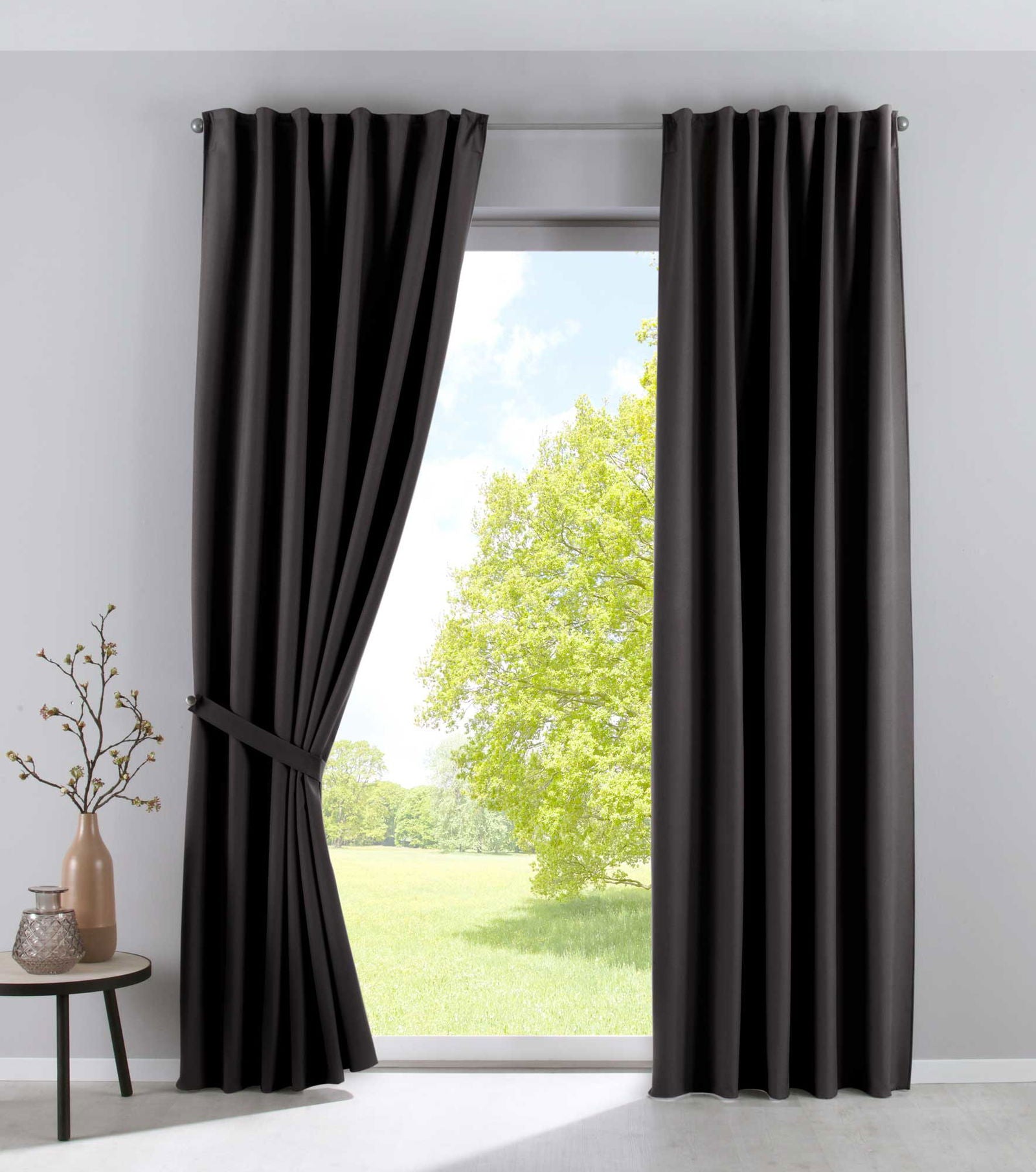 2er Set Verdunkelungsvorhänge »PALERMO DARK« Matt Blickdicht Lichtundurchlässig Verdeckte Schlaufen Kräuselband Raffhalter Fleecerücken 100002652-2 Schwarz Vorhang Set 2er_Set_Verdunkelungsvorhange_PALERMO_DARK_Matt_Blickdicht_Lichtundurchlassig_Verdeckte_Schlaufen_Krauselband_Raffhalter_Fleecerucken_100002652-2_-_Gardinenbox.de_-_-3673494 | Gardinenbox.de