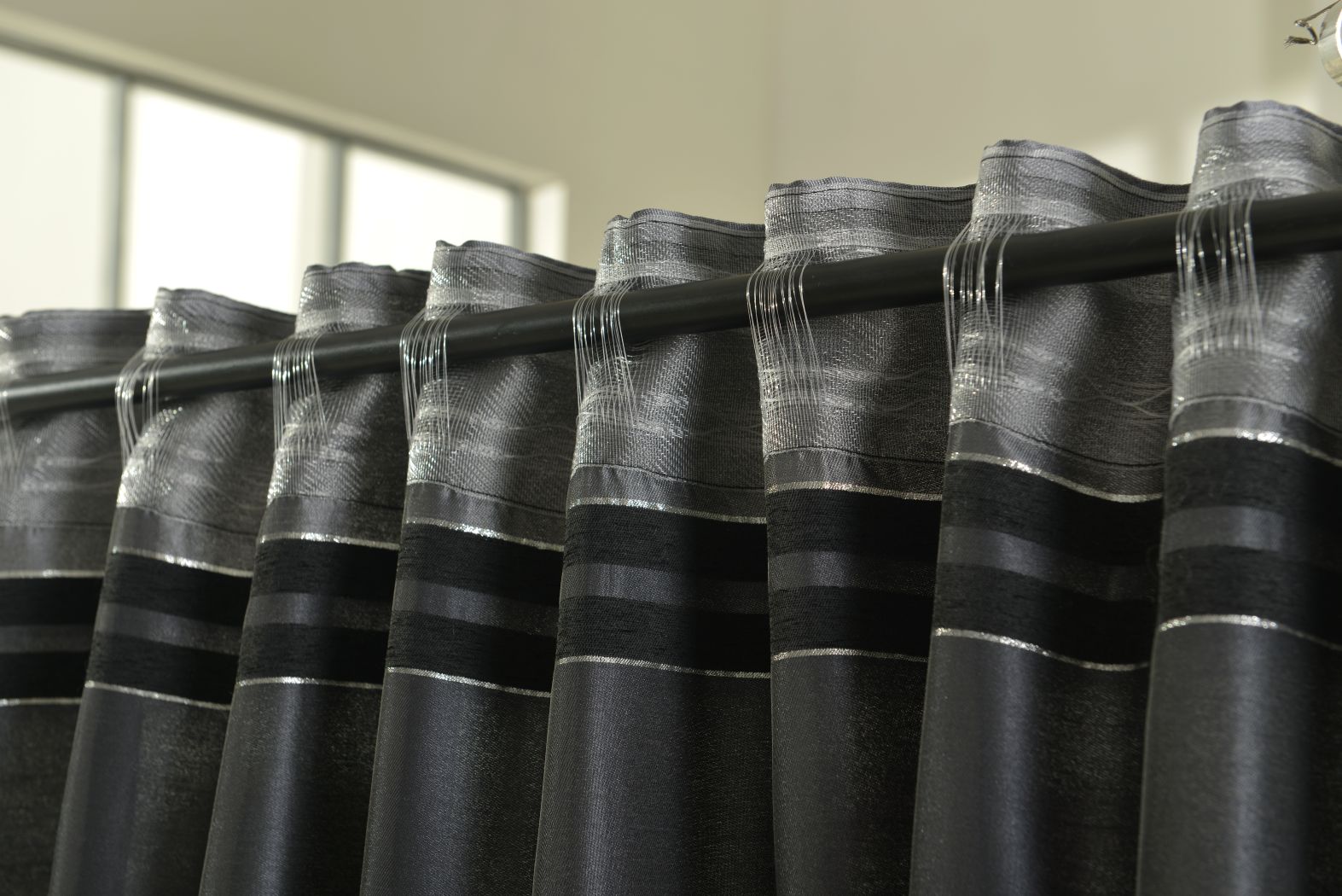Deko Vorhang Schal Chenille Effekt Streifen verdeckte Schlaufen blickdicht lichtdurchlässig leicht glänzend (HxB) 204302 Vorhang Deko_Vorhang_Schal_Chenille_Effekt_Streifen_verdeckte_Schlaufen_blickdicht_lichtdurchlassig_leicht_glanzend_HxB_204302_-_Gardinenbox.de_-_-3678911 | Gardinenbox.de