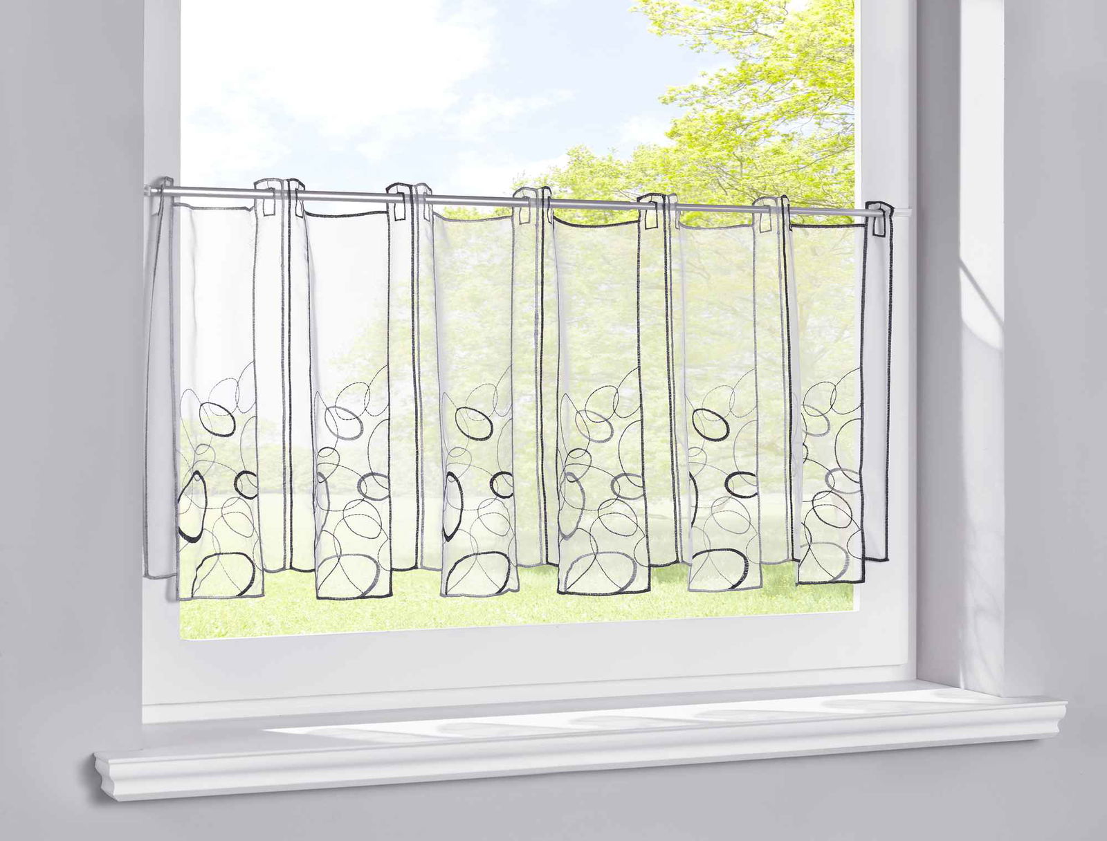 Scheibengardine Stickerei Transparent Stangenduchzug Schlaufen Bitrogardine Küchenfenster Sichtschutz 10000328 ADA Schwarz Scheibengardine Scheibengardine_Stickerei_Transparent_Stangenduchzug_Schlaufen_Bitrogardine_Kuchenfenster_Sichtschutz_10000328_-_Gardinenbox.de_-_-3689080 | Gardinenbox.de