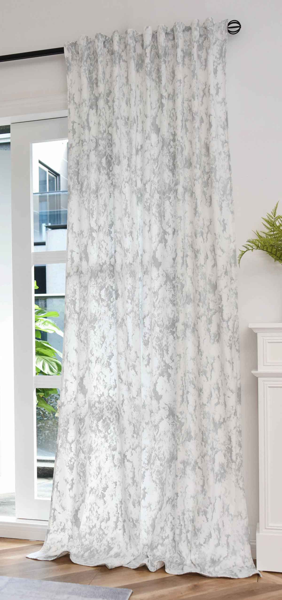 Vorhang Samt Damast »MILANO STAR« Vorhang mit Foliendruck und Multiband Aufhängung: Königlicher Luxus für Ihr Zuhause 2023300 Weiß Silber Vorhang Vorhang_Samt_Damast_MILANO_STAR_Vorhang_mit_Foliendruck_und_Multiband_Aufhangung_Koniglicher_Luxus_fur_Ihr_Zuhause_2023300_-_Gardinenbox.de_-_-3694644 | Gardinenbox.de